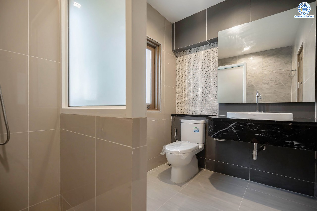 บ้านมือสองตกแต่งใหม่ ดีไซน์สวย โครงการ ซันไรซ์กรีน นวมินทร์ เนื้อที่ 75 ตร.ว. พื้นที่ใช้สอยมากถึง 338 ตร.ม. พร้อมฟังก์ชัน 4 ห้องนอน 4 ห้องน้ำ 1 ห้องแม่บ้าน จอดรถได้ 2 คัน รองรับทุกกิจกรรม บนทำเลเชื่อมต่อหลายเส้นทาง ใกล้รถไฟฟ้าสายสีชมพู "สถานีรามอินทรา" และจุดขึ้นทางด่วน "เอกมัย-รามอินทรา"